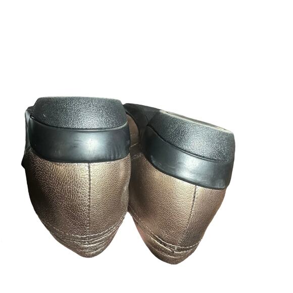 Clarks Metallic Bronze Leather Cross-Strap Slip-Ons - Size 7.5 - Picture 9 of 11